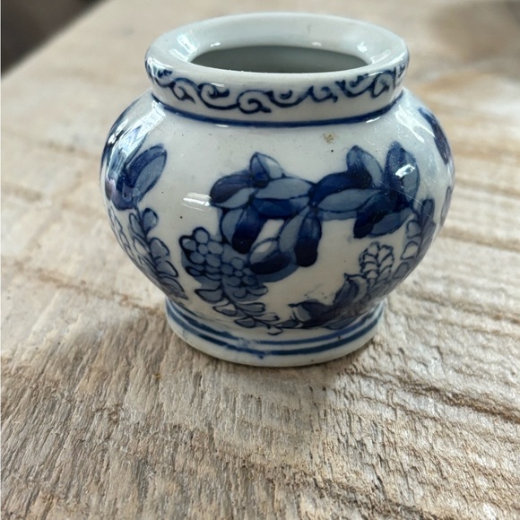 Set of Two Vintage Blue and White Oriental Porcelain Vases. 2” and 4” tall. #224 - Picture 6 of 11